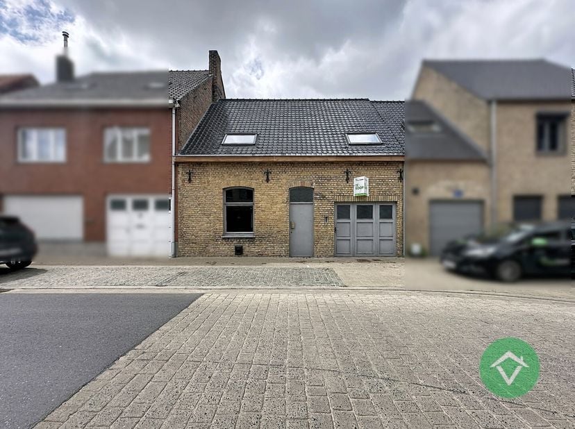 Charmante gezinswoning met veel potentieel, centraal gelegen in het hart van Koekelare, op wandelafstand van scholen, winkels en lokale handelaars.<br