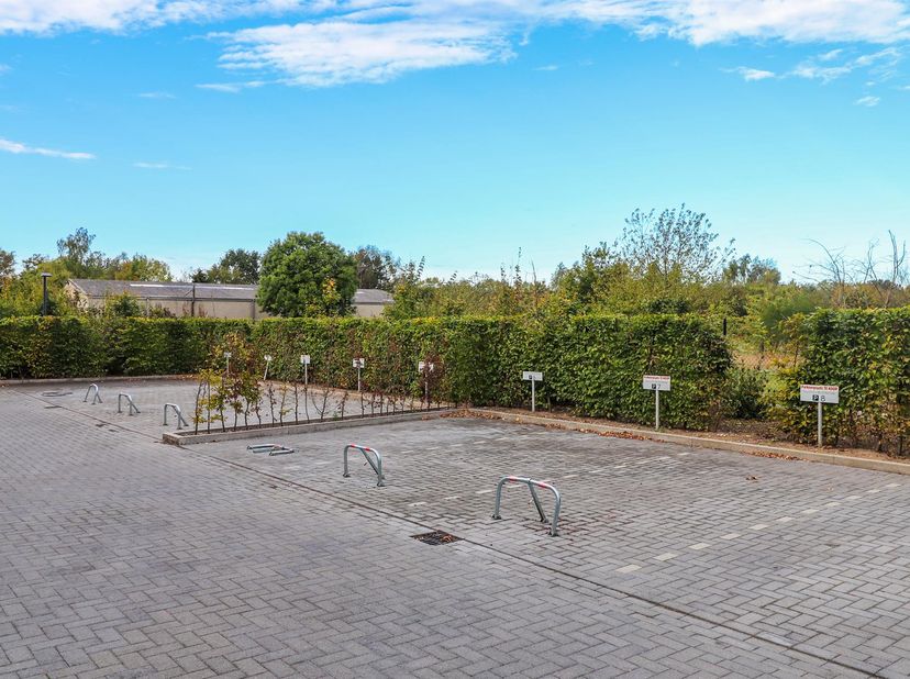 Aanvragen via website www.immodavinci.be<br />
Autostandplaats te huur.<br />
Zeer goed gelegen nabij het Technologiepark, de Sterre en de belangrijke