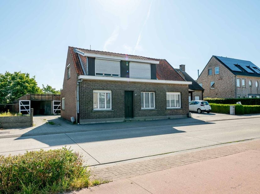 TE RENOVEREN WONING MET STED. ATTEST<br />
<br />
Omvattende: <br />
- gelijkvloers: voorkamer, bureau-ruimte,  leefkamer, berging, keuken, badkamer,