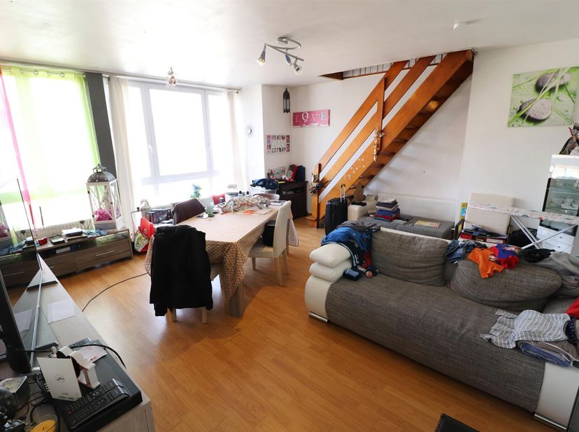 Sis au 2ème et dernier étage de l'immeuble, spacieux duplex comprenant : hall d’entrée, cuisine équipée ouverte sur le living, 3 chambres, 1 SDD, un e