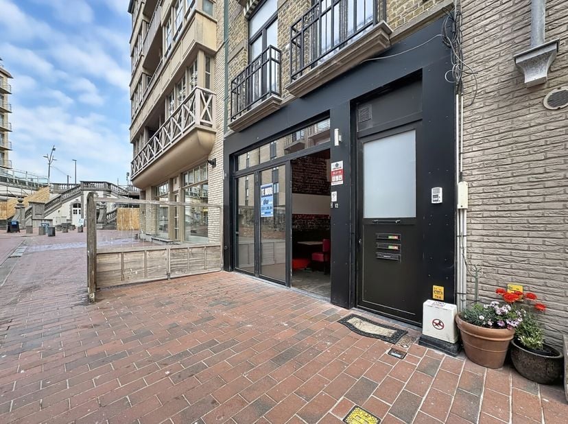 Gezellige horecazaak met zitplaatsen voor 30 à 40 personen, terras aanw. (windscherm geplaatst). Deze zaak ligt in de Weststraat, vlakbij de Zeedijk e
