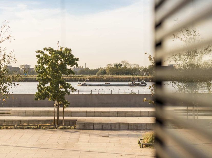Welkom in dit weelderige gemeubeld appartement, gelegen op de meest exclusieve locatie in Antwerpen, met een adembenemend uitzicht op de majestueuze S