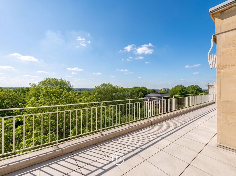 In Ukkel, in de zeer gegeerde wijk Churchill / Messidor, bevindt zich dit prachtige penthouse op de 7e verdieping van een standingvol gebouw. Het geni