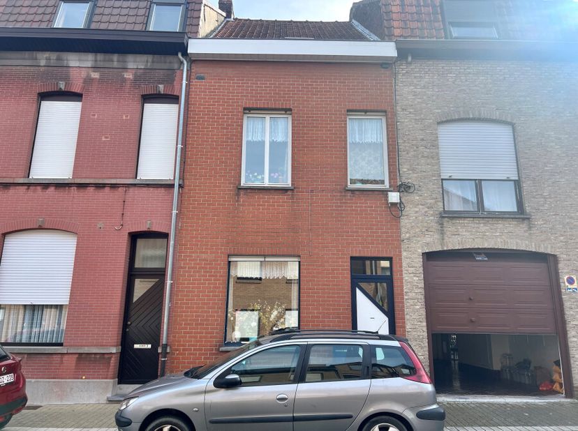 Maison mitoyenne comprenant un hall d'entrée, un séjour, une cuisine, une salle de bains, une cave et une petite cour. Au premier étage il y a 2 chamb