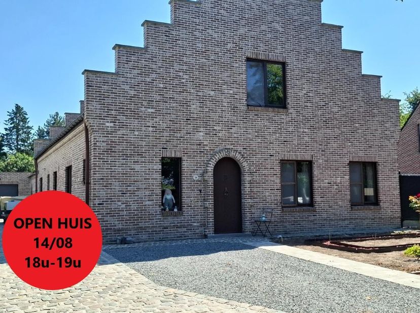 OPEN HUIS VRIJDAG 14/08 van 18u tot 19u.<br />
Bent u op zoek naar een instapklare woning waar ruimte, luxe en energiezuinig wonen samenkomen? Dan zal