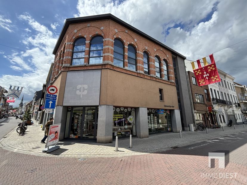 Op zoek naar een handelszaak (of investeringspand) op een absolute topligging in het centrum van Diest?<br />
Dit ruime handelspand op de hoek van de