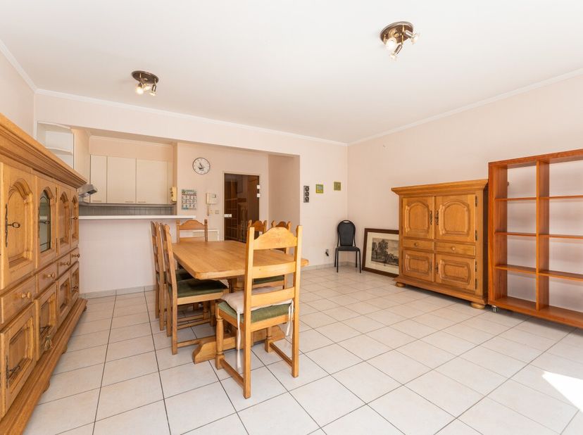 Te koop: appartement in Koksijde, achter de zeedijk en vlak bij het centrum en openbaar vervoer. Dit appartement biedt een interessante combinatie van