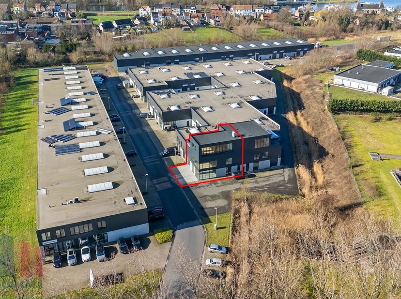 Unieke nieuwbouwontwikkeling te huur, bestaande uit een kantoorruimte gecombineerd met magazijn/showroom met een totale oppervlakte van 480 m². Deze c