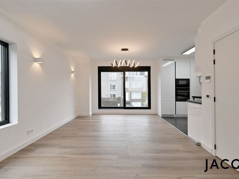 Op zoek naar een instapklaar en energiezuinig appartement in Berchem? Dit smaakvol vernieuwde appartement met EPC A+ bevindt zich in een volledig gemo
