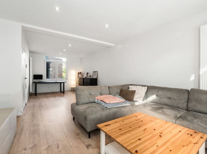 Te koop: volledig instapklare woning in de Steenbakkersstraat, centraal gelegen in Oostende, nabij scholen, openbaar vervoer en het park. Deze leuke g