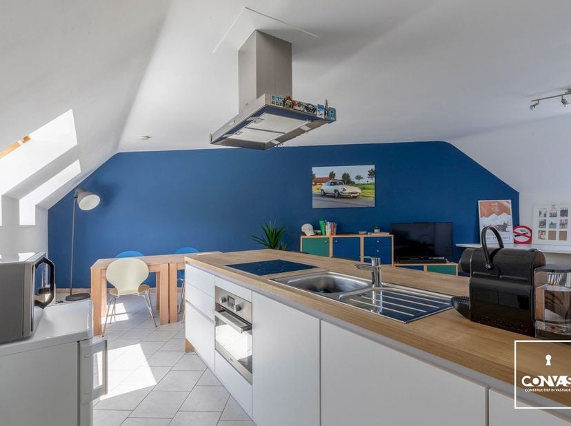 In deze kleinschalige residentie (4 units, beheer door mede-eigenaar=géén syndicus kost, geen lift) langs het water verschuilt dit gezellige instapkla