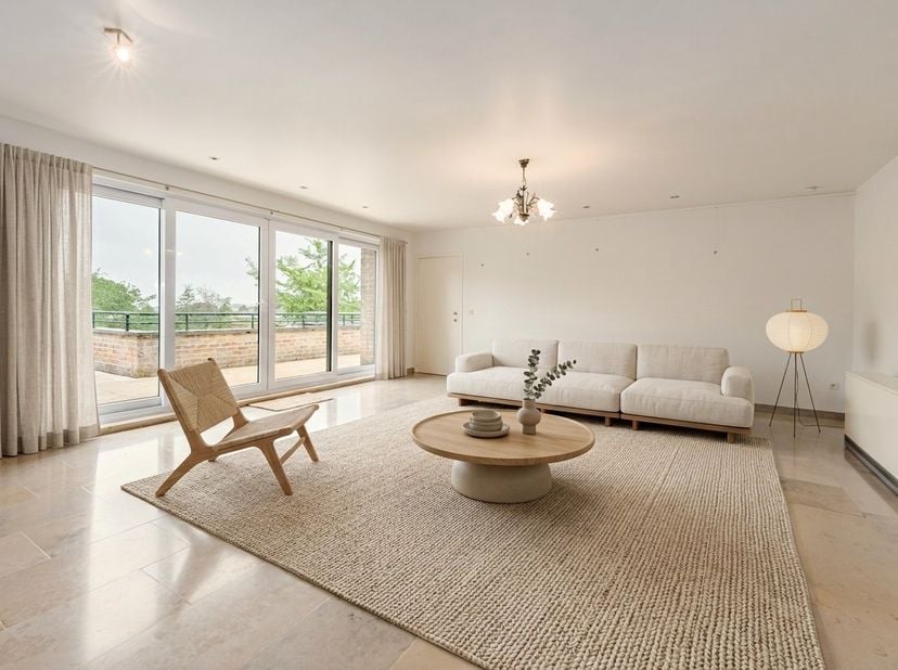 Deze penthouse is gelegen op de 3de verdieping in het centrum van Torhout, doch zeer rustig aan het charmante Ravenhofpark. <br />
<br />
Het appartem