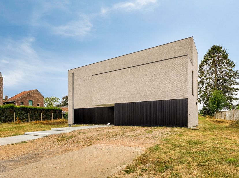 Dit is geen woning die je begrijpt in één oogopslag.<br />
Achter de robuuste gevel schuilt 500 m² architectuur, licht, luxe en verrassend veel mogeli