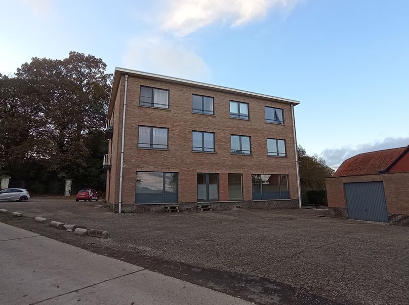Zeer goed gelegen gelijkvloers appartement nabij bushalte en centrum van Lubbeek.<br />
Indeling: inkomhal (met videofoon), mooie leefruimte met parke