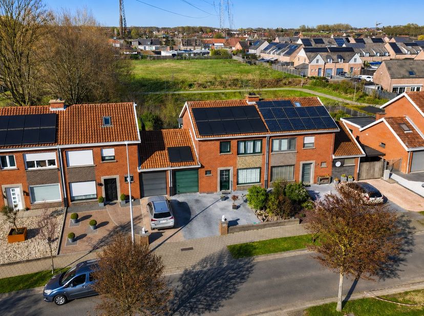 Welkom in Koningin Elisabethlaan 13, een gezellige woning gelegen in een rustige woonwijk te Izegem.<br />
In de nabije omgeving vindt u openbaar verv
