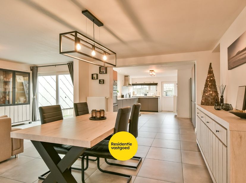 In een rustige straat in Oostkamp bevindt zich deze gerenoveerde woning, waar wooncomfort en een gunstige ligging hand in hand gaan. Dankzij de nabijh