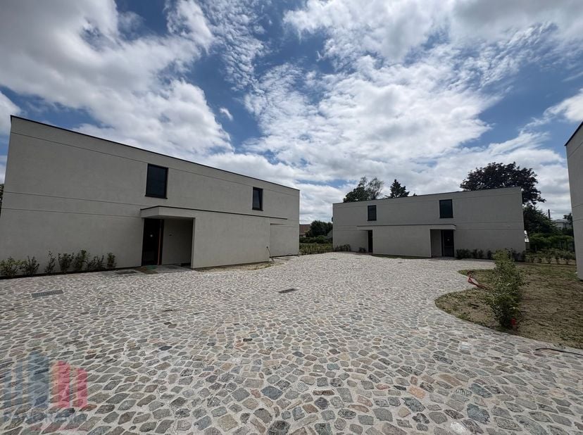 Hoogwaardig kantoor te huur op een toplocatie in Nazareth-De Pinte. Gelegen langs de Gentsebaan (N60) geniet het pand van een uitstekende bereikbaarhe