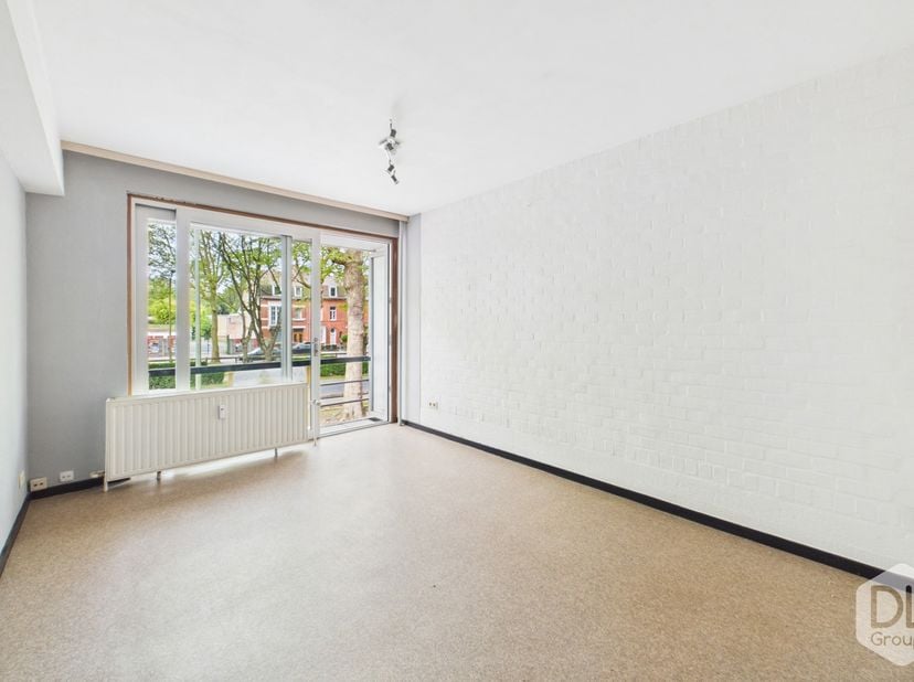 Dit appartement gelegen op de 1e verdieping bestaat uit een lichtrijke leefruimte van 25 m² met open ingerichte keuken, voorzien van een elektrische k