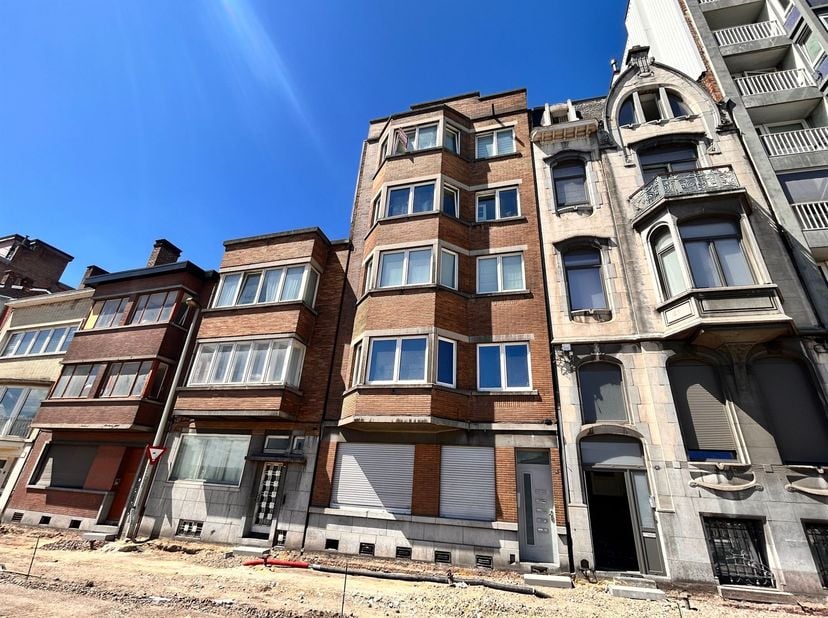 Situé sur le Quai de Rome au dernier étage d'un petit immeuble de 5 entités, ce bel appartement 2 chambres avec une vue imprenable sur Meuse propose s