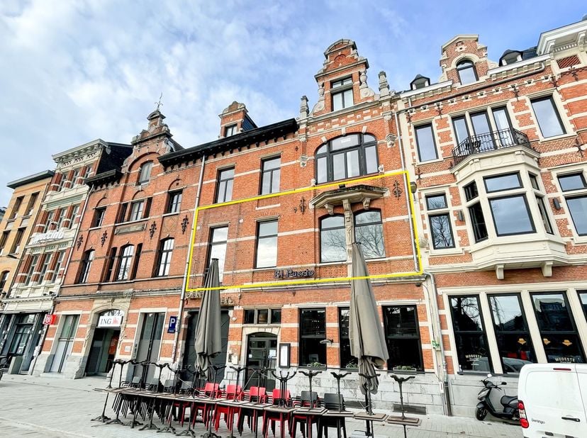 Ce bureau d’environ 128 m² est situé au premier étage d’un magnifique immeuble sur la Waalsekaai, au cœur du quartier du Zuid. L’entrée se fait par la