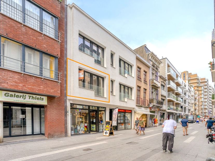Op enkele passen van de ZEE bevindt zich dit TRENDY &amp;amp; 100% GERENOVEERD appartement (1°V) met 1 slaapkamer! Dit KWALITATIEF &amp;amp; ENERGIEZUINIG app