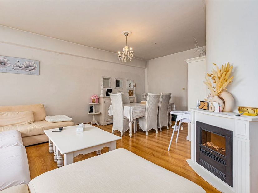 Dit 3-slaapkamer appartement van ca 117 m² is gelegen op de tweede verdieping van een kleinschalig gebouw aan de Rooseveltplaats in het centrum van An