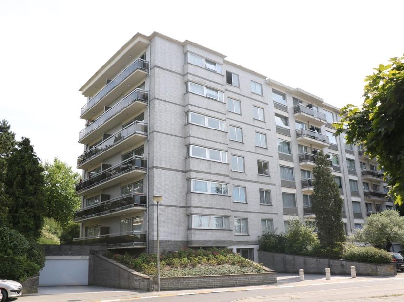 Dit aangename hoekappartement met 2 slaapkamers en een oppervlakte van 99,5m² bevindt zich op de derde verdieping van een gebouw met lift. Dankzij de