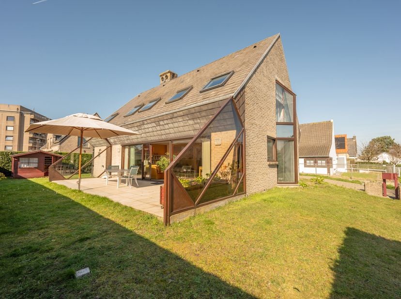 Op zoek naar een rustig gelegen alleenstaande woning op enkele minuten wandelen van het strand en centrum? Dan is deze woning aan het einde van een do