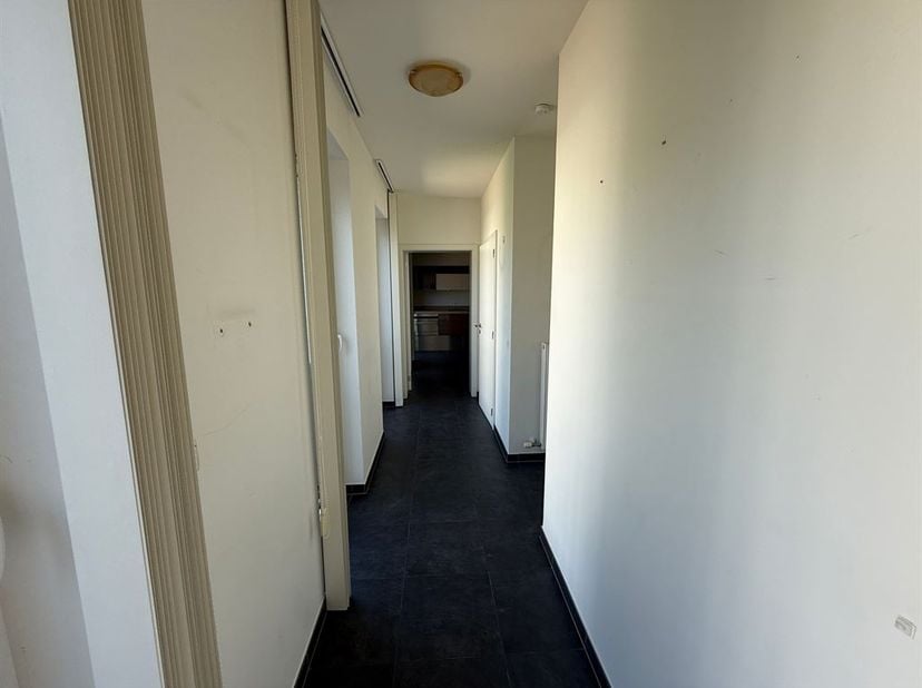 Modern appartement met ondergrondse parking en kelderberging in het centrum van Maaseik.<br />
<br />
Troeven:<br />
- Duurzame afwerkingsmateriale