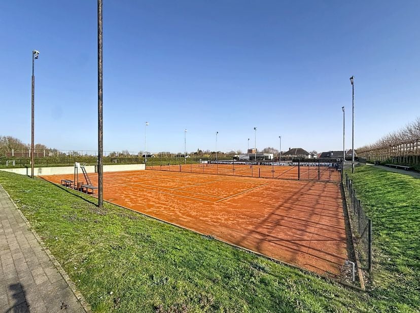 In het groene en vlot bereikbare Torhout bevindt zich dit volledig ingerichte sportcomplex op een perceel van ca. 10.500 m². Een unieke opportuniteit