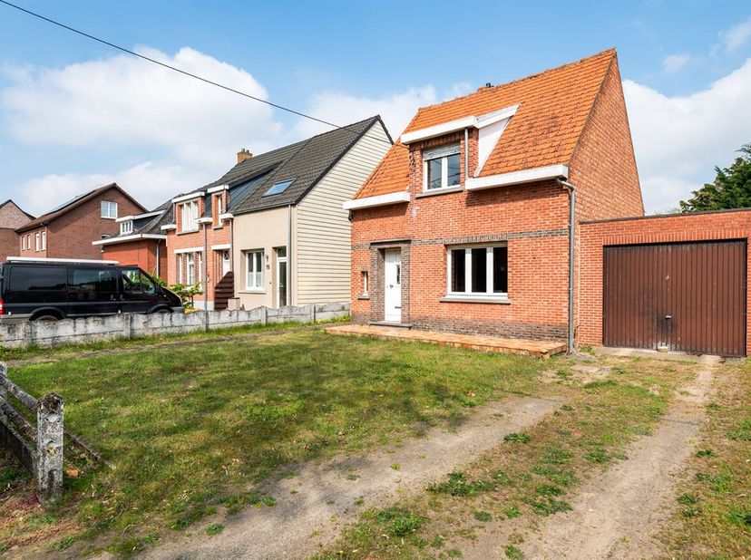 Gelegen in een doodlopende straat in de Schoolstraat 17 te Grobbendonk, geniet deze woning van een uiterst rustige ligging met tegelijk een vlotte ber
