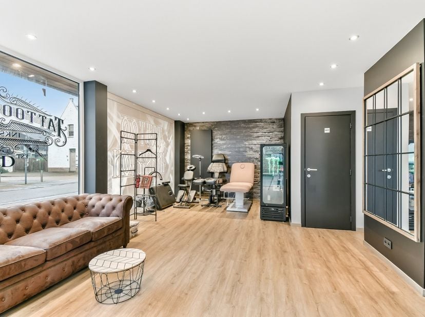 Dit instapklare handelspand van 66 m², in gebruik genomen in 2015, combineert een praktische indeling met veel lichtinval dankzij de raampartijen aan