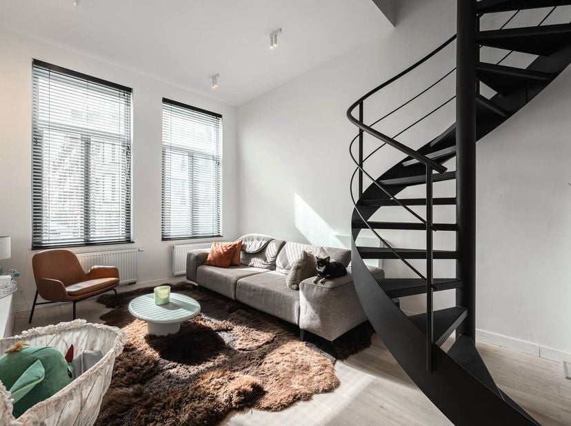 Ce magnifique appartement en duplex à vendre est situé au rez-de-chaussée et au premier étage de la « Villa Sidonie » le long de la Nieuwpoortsesteenw