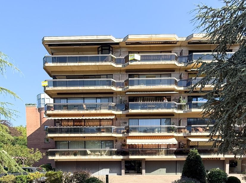Het appartement bevindt zich op de vijfde verdieping in het centrum van Beveren en is vlot bereikbaar via de lift. <br />
<br />
Dankzij de centrale l