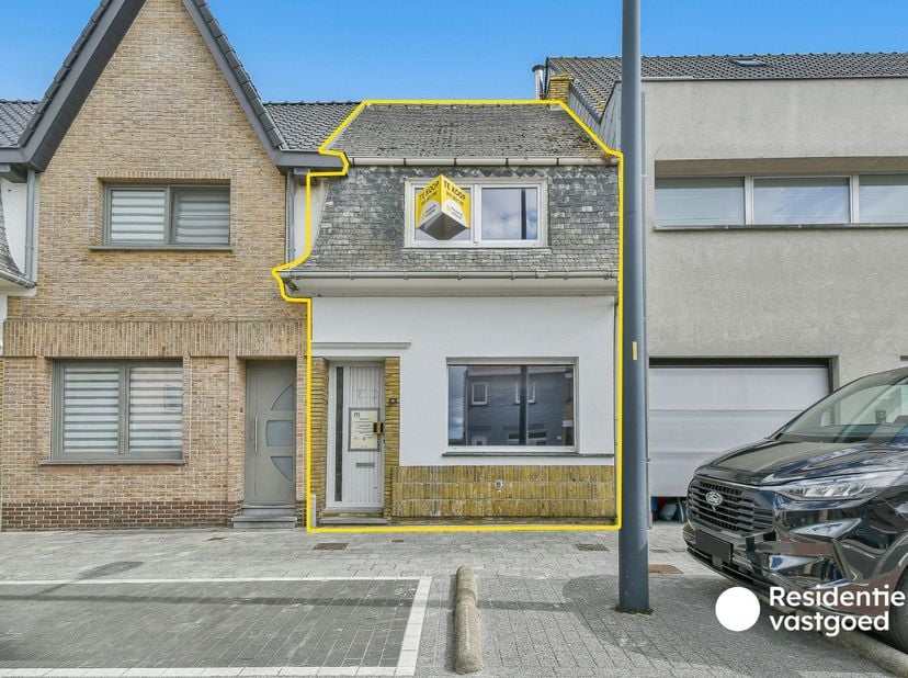 Deze rijwoning biedt een mooie opportuniteit voor wie op zoek is naar een renovatieproject met potentieel. De woning beschikt over een aangename leefr