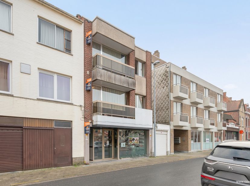 Projectgrond bestaande uit een te renoveren woonst, instapklare kantoorruimte (54m²) en building met 2 appartementen (110m²) en handelsruimte (216m²).