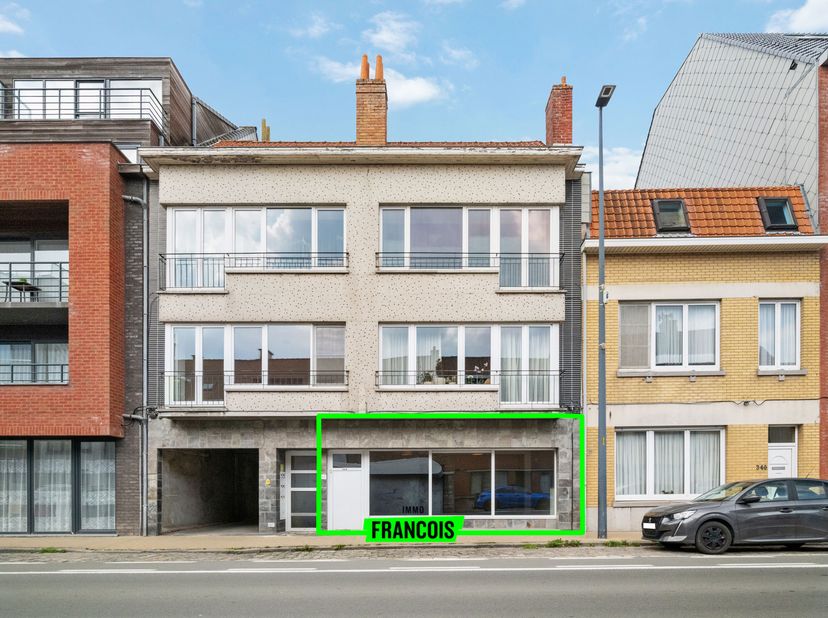 Découvrez ce spacieux appartement de 133 m², judicieusement agencé, situé au rez-de-chaussée de la résidence La Boglivado sur la Nieuwpoortsesteenweg.