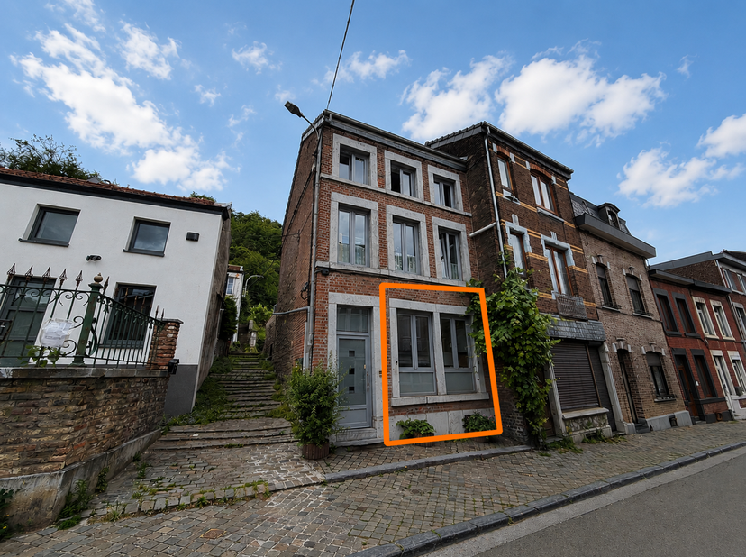 Appartement de ± 41m² :<br />
- Séjour de ± 23m² sur carrelage et vinyle avec cuisine ouverte : meubles de rangement, évier, taque vitrocéramique, hot