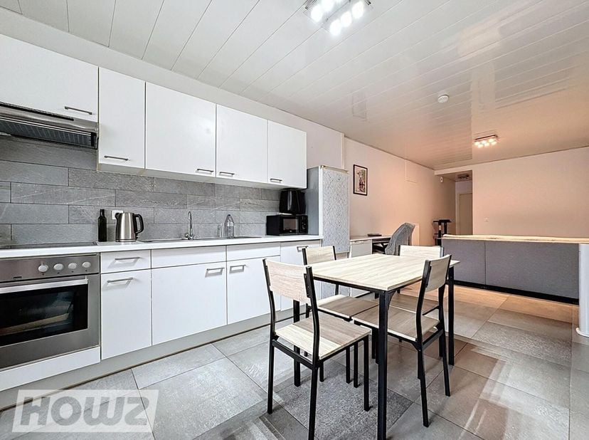Situé dans une petite copropriété au cur du centre-ville de Mouscron, ce superbe appartement au rez-de-chaussée séduit par sa luminosité, son agenceme