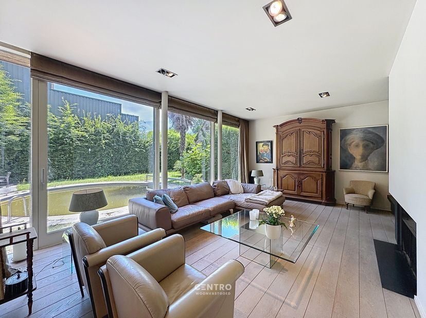 Charmante villa met 3 slpks (tot 6 slpks mogelijk), garage en tuin met zwembad op residentiële ligging te Roeselare!<br />
<br />
INDELING:<br />
Geli