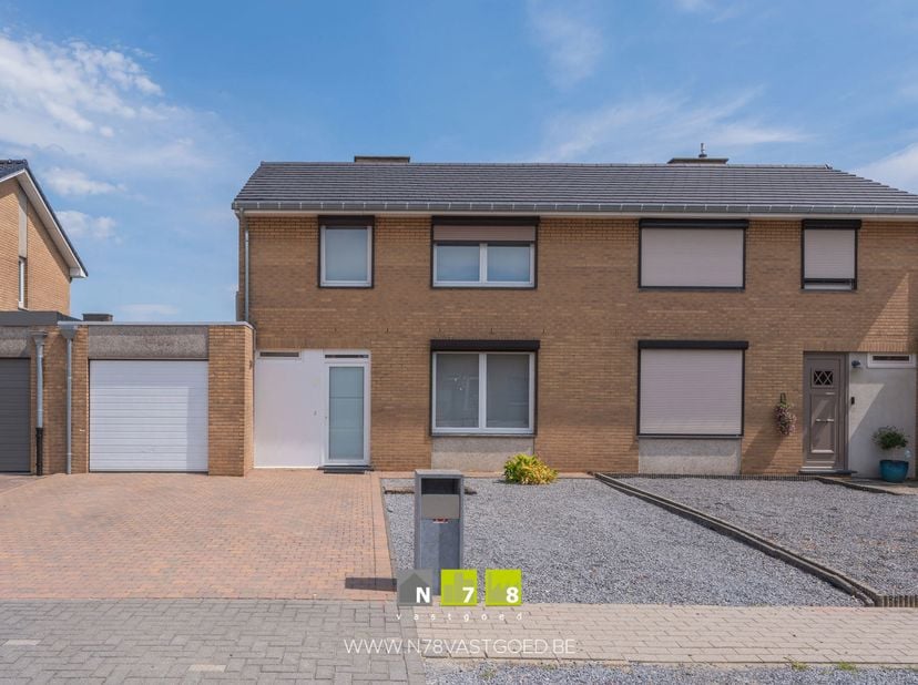 EENGEZINSWONING MET 3 SLAAPKAMERS OP EEN PERCEEL VAN 3A05CA TE DILSEN.<br />
TROEVEN<br />
- Gelegen dichtbij het centrum van Dilsen met alle belangri