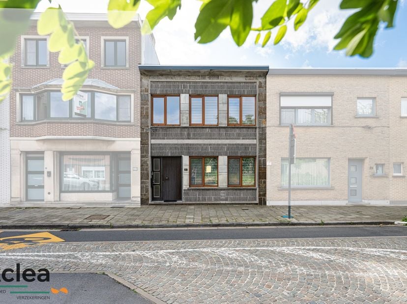 Stadswoning in het centrum van Eeklo, die doorheen de jaren volledig gerenoveerd is en voorzien van de nodige comfort.&amp;nbsp;<br />
Ideale, instapklare