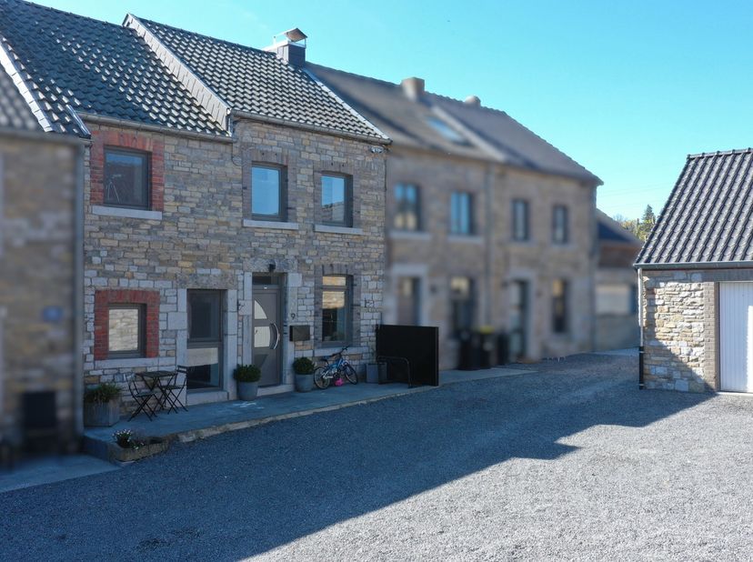 Antoine Immo Nandrin stelt u met genoegen dit charmante stenen huis voor van 115 m² bewoonbare oppervlakte, ideaal gelegen in een rustige en landelijk