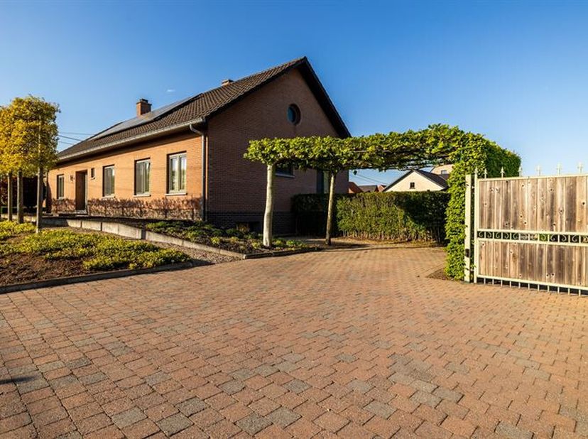Deze zeer degelijke en solide woning dateert uit het einde van de jaren 70 en vormt een bijzonder comfortabele thuisbasis dankzij doordachte investeri