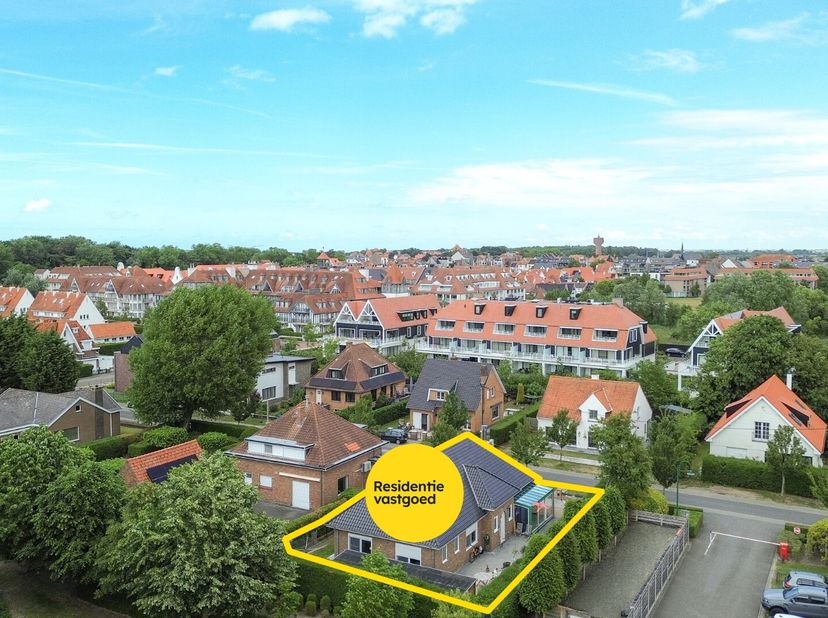 Deze instapklare bungalow bevindt zich op een rustige ligging nabij het bos én het centrum van De Haan. De woning, oorspronkelijk gebouwd in 1965, wer