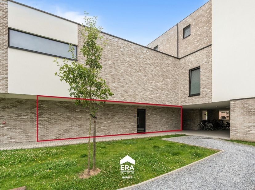 Ontdek dit prachtig instapklare gelijkvloerse nieuwbouwappartement (bouwjaar 2023) op een uitstekende ligging in Bree. Dankzij de volledige indeling o