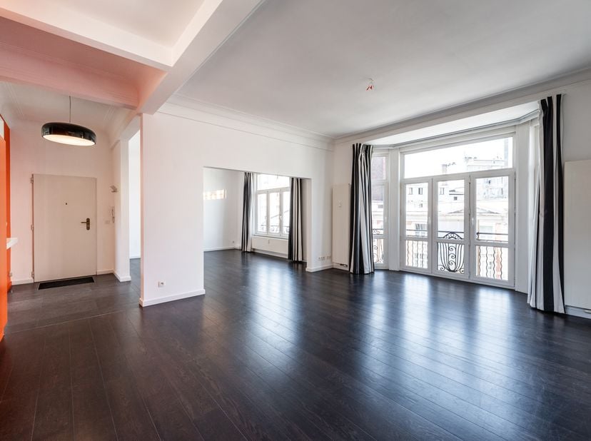 WOLUWE-SINT-PIETERS, op een steenworp van Montgomery, op de 3e verdieping van een karaktervol gebouw, prachtig gerenoveerd APPARTEMENT (2 slpk/1 badk)