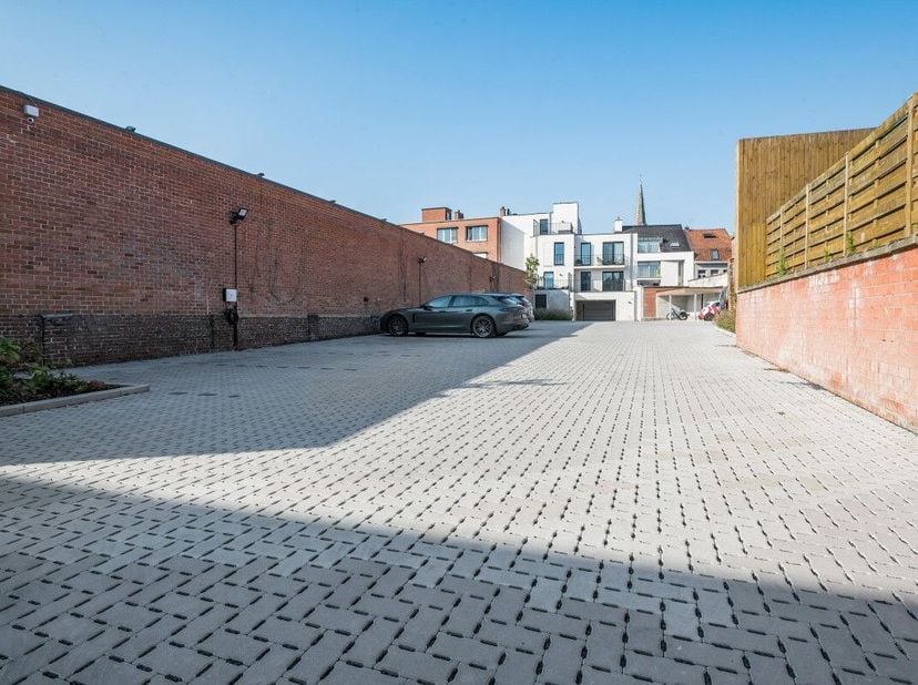 Laatste 2 staanplaatsen te koop centrum Wervik.Gelegen op de binnenkoer van de Residentie Sint MaartenAdres : Sint Maartensplein 11, Keizerstraat 8 en