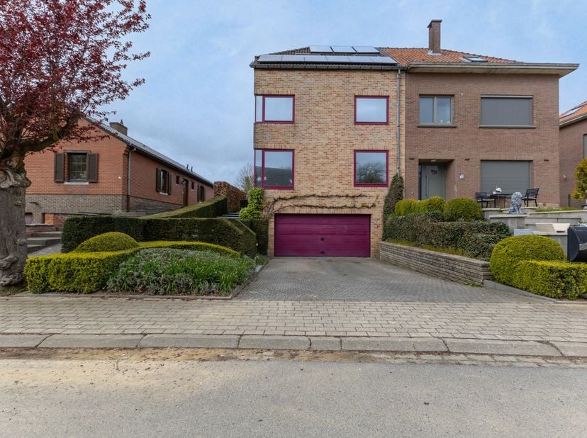 Deze zeer ruime, energiezuinige woning is gelegen op een prachtig perceel van 13 are 40 ca.<br />
De woning omvat op het niveau van de kelderverdiepin