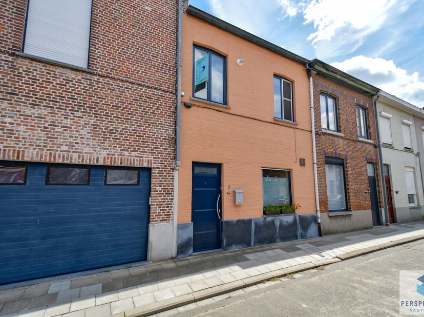 Mooie ruime woning met grote koer nabij het centrum van Brugge. Gelegen in een rustige straat, op wandel-en fietsafstand van de Brugse ring<br />
INDE